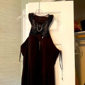 Only worn once for pictures. Due to Covid didn’t have a prom.